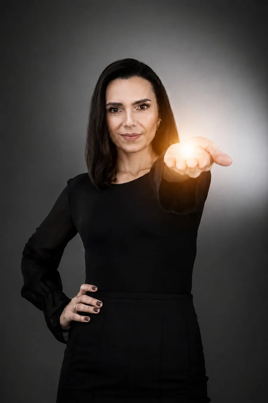 Patrícia estendendo a mão, com um ponto de luz dourada na palma