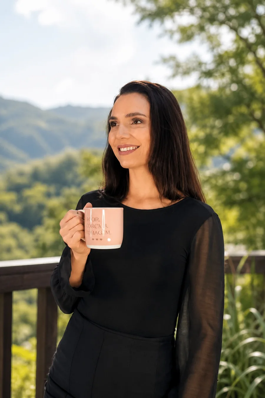 Patrícia em uma varanda com vista para a natureza, segurando uma caneca pela manhã